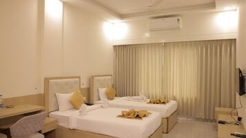 Deluxe Twin Room, City View | Egyptian cotton sheets, premium bedding, desk, iron/ironing board