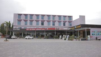A hotel with a modern facade, multiple floors, and a ground-level restaurant.