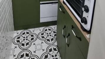 Deluxe Apartment, Garden View | Private kitchen