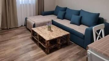 Deluxe Apartment, Garden View | Living area