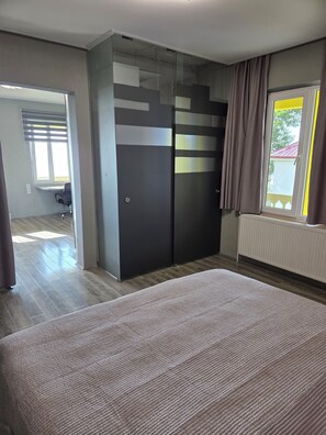 1 dormitorio, escritorio, wifi gratis y ropa de cama