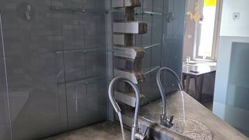 Haartrockner, Handtücher, Seife, Shampoo