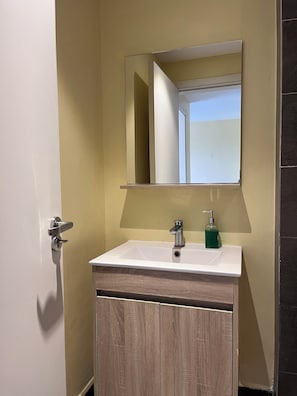 Shower, hair dryer, towels, soap - Lovely 1-bedroom apartment in peaceful Nairobi with fitness room (Nairobi)