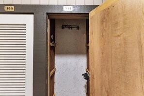 Ein schmaler Gang mit einer Holztür rechts, einer Metalttür links und einem Schild über der rechten Tür mit der Aufschrift '344'.