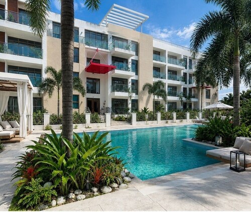 Palm Noir Modern Luxury Escape with a Resort Vibes great area in Kingston