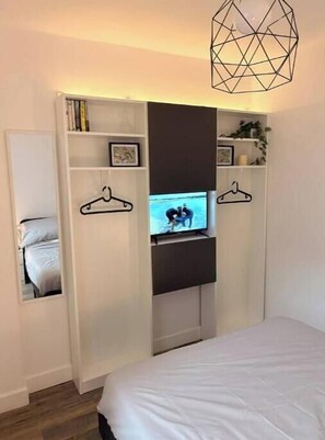 Iron/ironing board, WiFi, bed sheets - HD2 The Hideaway | Stylish Private Annex near Brighouse (Huddersfield)
