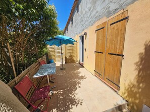 Outdoor dining - Vrbo Property (Carqueiranne)
