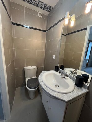 Shower, towels - Vrbo Property (Carqueiranne)