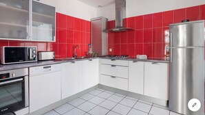 Private kitchen - A 5-minute walk from downtown, a charming house in a quiet, secluded location. (La Teste-de-Buch)