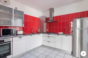 Private kitchen - A 5-minute walk from downtown, a charming house in a quiet, secluded location. (La Teste-de-Buch)