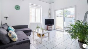 Living area - A 5-minute walk from downtown, a charming house in a quiet, secluded location. (La Teste-de-Buch)