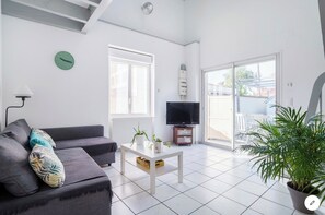 Living area - A 5-minute walk from downtown, a charming house in a quiet, secluded location. (La Teste-de-Buch)