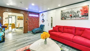 House (6 Bedrooms) | Interior