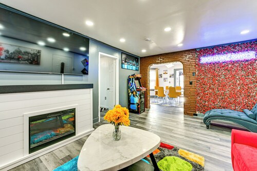 8 Mi to Metlife Stadium! Teaneck Retreat w/ Yard