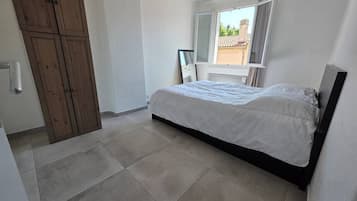 Tabla de planchar con plancha, wifi y ropa de cama