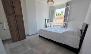 2 bedrooms, iron/ironing board, WiFi, bed sheets - A pleasant apartment in the city center (La Farlède)