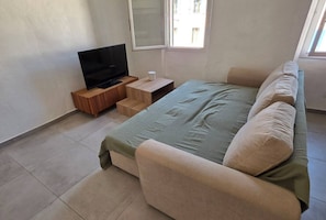 Iron/ironing board, WiFi, bed sheets