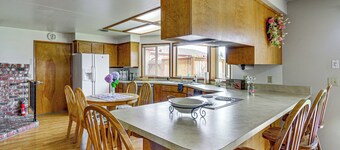 Sunny Sequim Getaway: Walk to Downtown Shops!