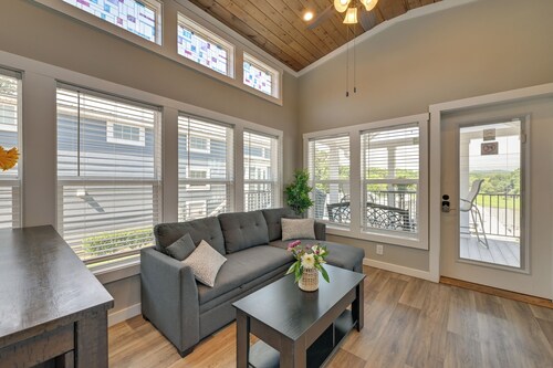 Pool + Fishing Dock Access! Lake Norman Getaway