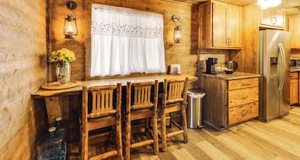 Walk to Dtwn Sonora! Rustic Creekfront Cabin