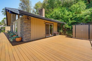 A modern house with a deck, stone exterior, and a garage. - Walk to Dtwn Sonora! Rustic Creekfront Cabin (Sonora)