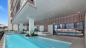 Ein modernes Hotel mit Pool, großen Fenstern und zeitgemäßem Design.