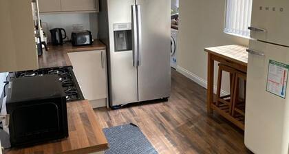 House 2 Bedrooms Sleeps 4 With Parking
