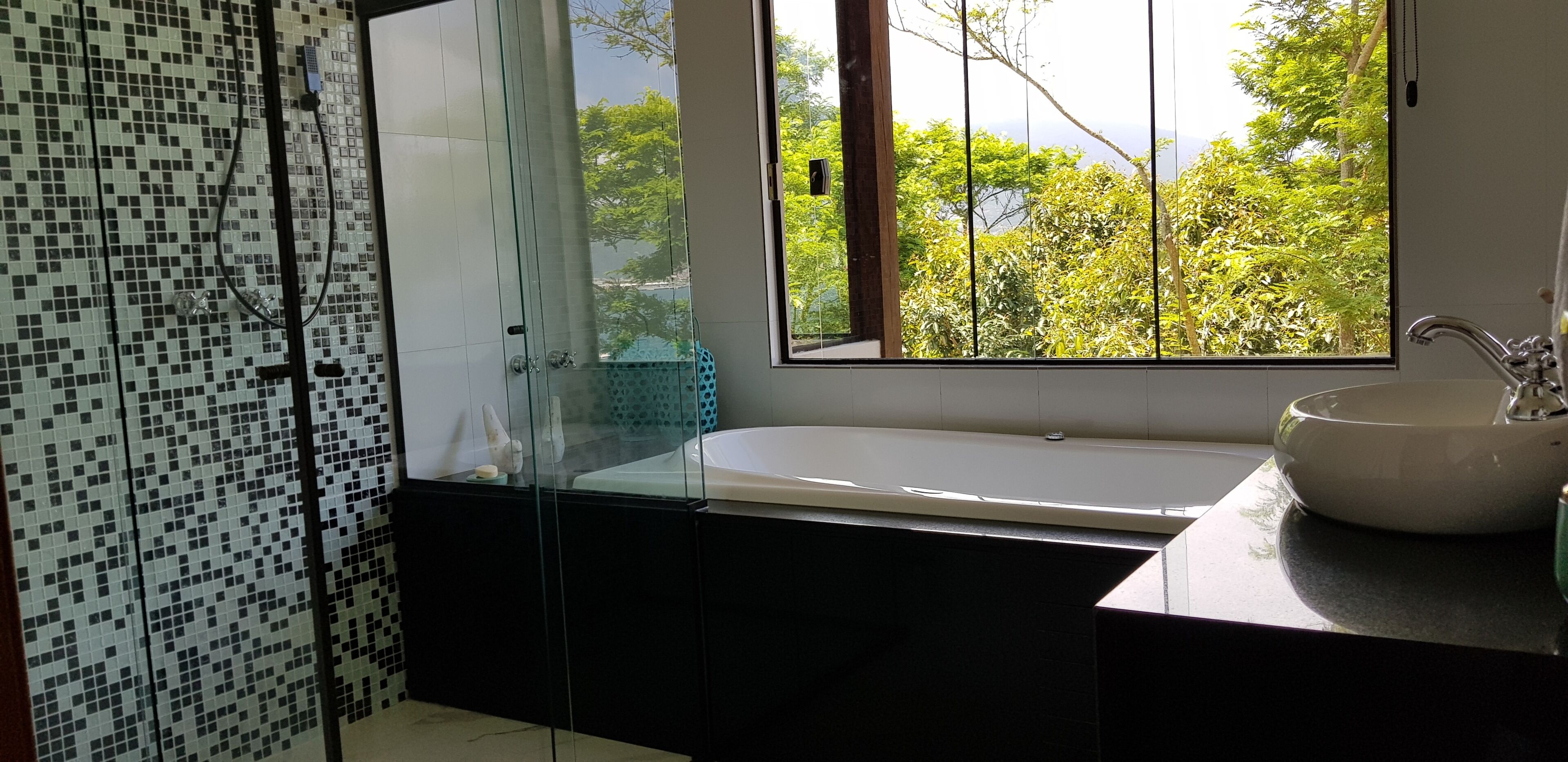 Suite Luxe, vue mer | Salle de bain | Sèche-cheveux, serviettes fournies, savon, shampoing