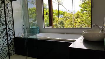 Suite Luxe, vue mer | Salle de bain | Sèche-cheveux, serviettes fournies, savon, shampoing