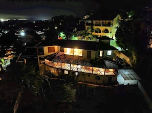 A building with a circular structure, possibly a courtyard, surrounded by walls and a covered area. - A Casa Bella Guest House - Ilhabela (Ilhabela)