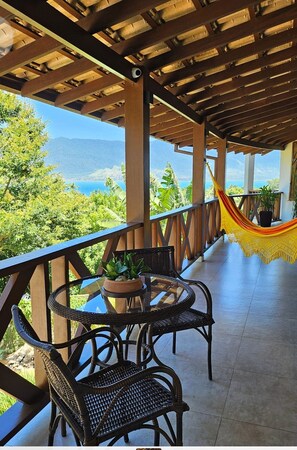 Outdoor dining - A Casa Bella Guest House - Ilhabela (Ilhabela)