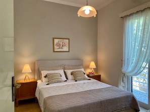 Room - Peaceful 2-bedroom country house in charming Lagonisi,  600 metrers from the sea (Kalivia Thorikou)