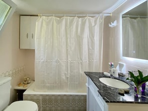 Bathroom - Peaceful 2-bedroom country house in charming Lagonisi,  600 metrers from the sea (Kalivia Thorikou)