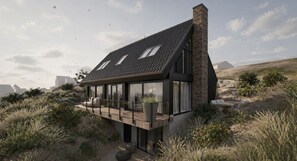 Une maison moderne avec un toit en pente, de grandes fenêtres et un balcon donnant sur un paysage naturel.