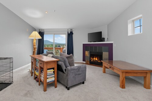 Spacious Pet Friendly 1 bed, private deck, mt views