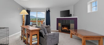 Spacious Pet Friendly 1 bed, private deck, mt views