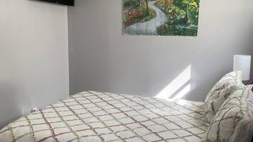 2 bedrooms, iron/ironing board, WiFi (free), bed sheets