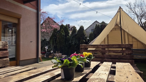 Outdoor dining - Korean-style Hostel near Ljubljana Center! Experience warm K-hospitality. (Ljubljana)
