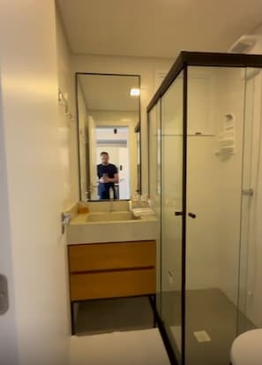 Shower, hair dryer, towels, soap - Fully Equipped Studio Apartment (Joinville)