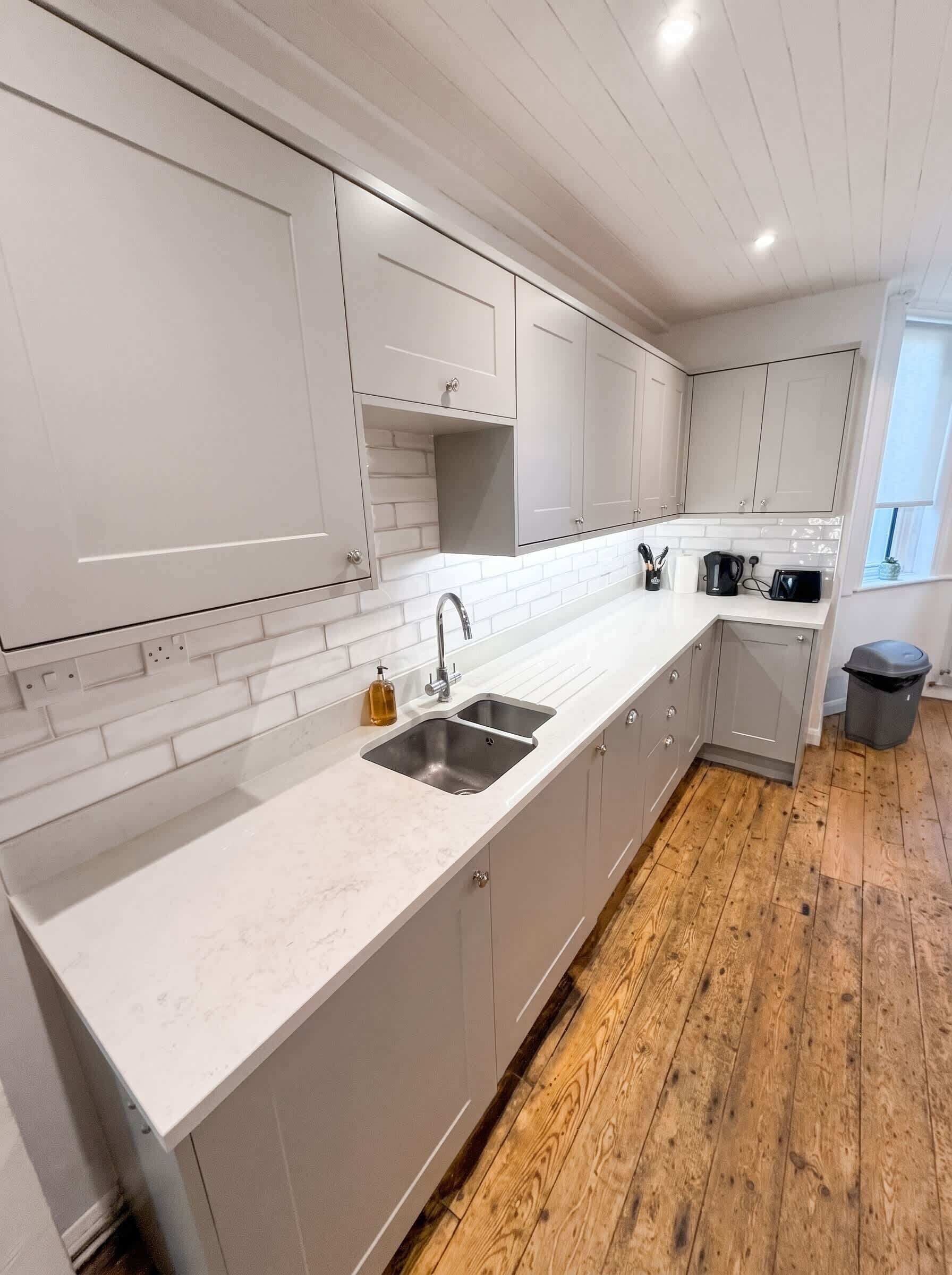 Fridge, oven, stovetop, electric kettle