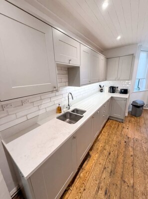 Fridge, oven, stovetop, electric kettle