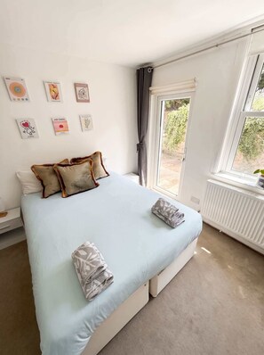 2 bedrooms, iron/ironing board, WiFi, bed sheets
