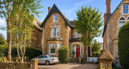 Spacious 2-Bed Period Garden Flat, Central Guildford