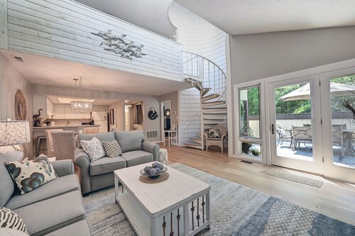 Newly Renovated Condo in Sea Colony-Located Only Steps to Marketplace Restaurants and Shops and only .5 Miles to Sea Colony Private Beach!