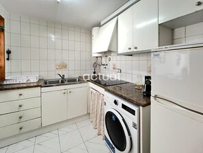Wasserkocher mit Kaffee-/Teezubehör, Kühlschrank