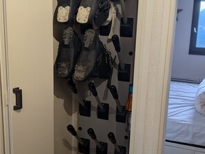A door with a shoe rack holding multiple pairs of shoes and a set of keys. - Bright apartment with mountain view - 6 guests (Les Adrets-Prapoutel)
