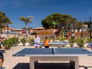 A beachside table tennis court with a visible brand name. - Mobile home with AC - 6 guests (Canet-en-Roussillon)