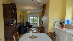 Dining - Historic cottage, pets OK - 4 guests (Vennecy)
