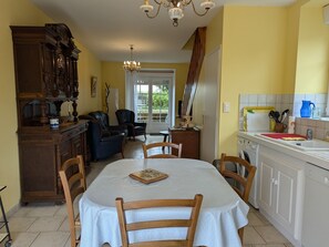 Dining - Historic cottage, pets OK - 4 guests (Vennecy)