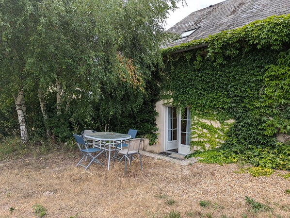 Outdoor dining - Historic cottage, pets OK - 4 guests (Vennecy)